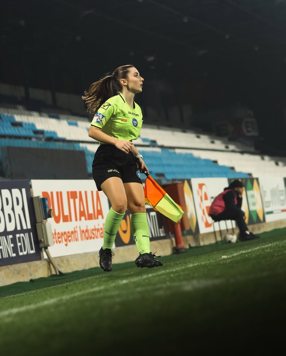 Ngắm nữ trọng tài 23 tuổi bỗng hot rần rần trong giới bóng đá - Ảnh 4.