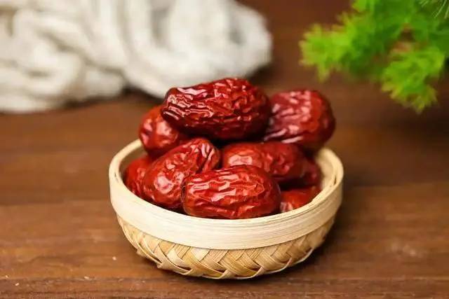 Một lần nữa táo đỏ lại gây chú ý: Bác sĩ chỉ ra 5 lợi ích sức khỏe rõ rệt khi ăn thường xuyên- Ảnh 2.