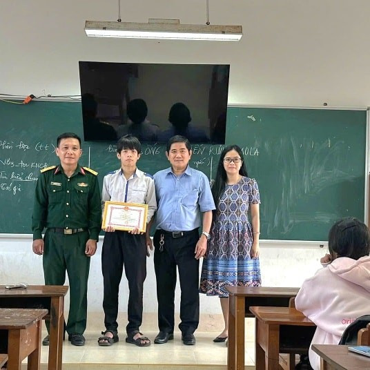 Khen thưởng nam sinh Nguyễn Thành Khang cứu phi công nhảy dù tại Đắk Lắk - Ảnh 1.