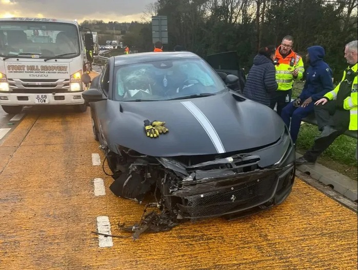 Tiền đạo Tottenham tai nạn xe hơi, chiếc Ferrari biến dạng - Ảnh 1.