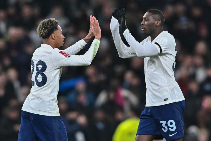 Tiền đạo Tottenham tai nạn xe hơi, chiếc Ferrari biến dạng - Ảnh 3.