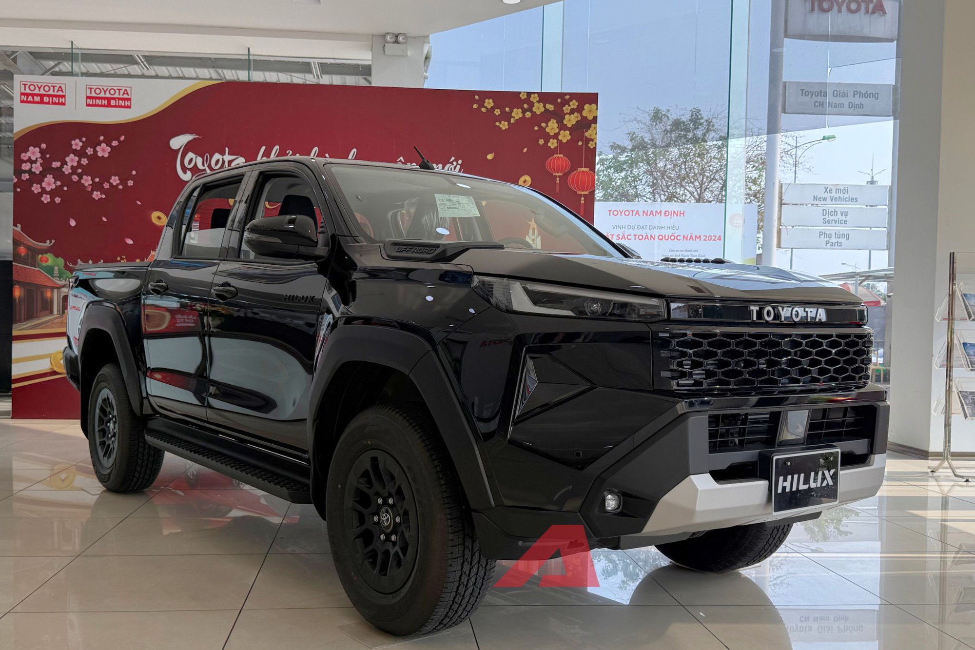 Mục sở thị Toyota Hilux mới ngay trước giờ G: Đại l&yacute; b&aacute;o cao nhất chỉ hơn 900 triệu đồng - Ảnh 1.