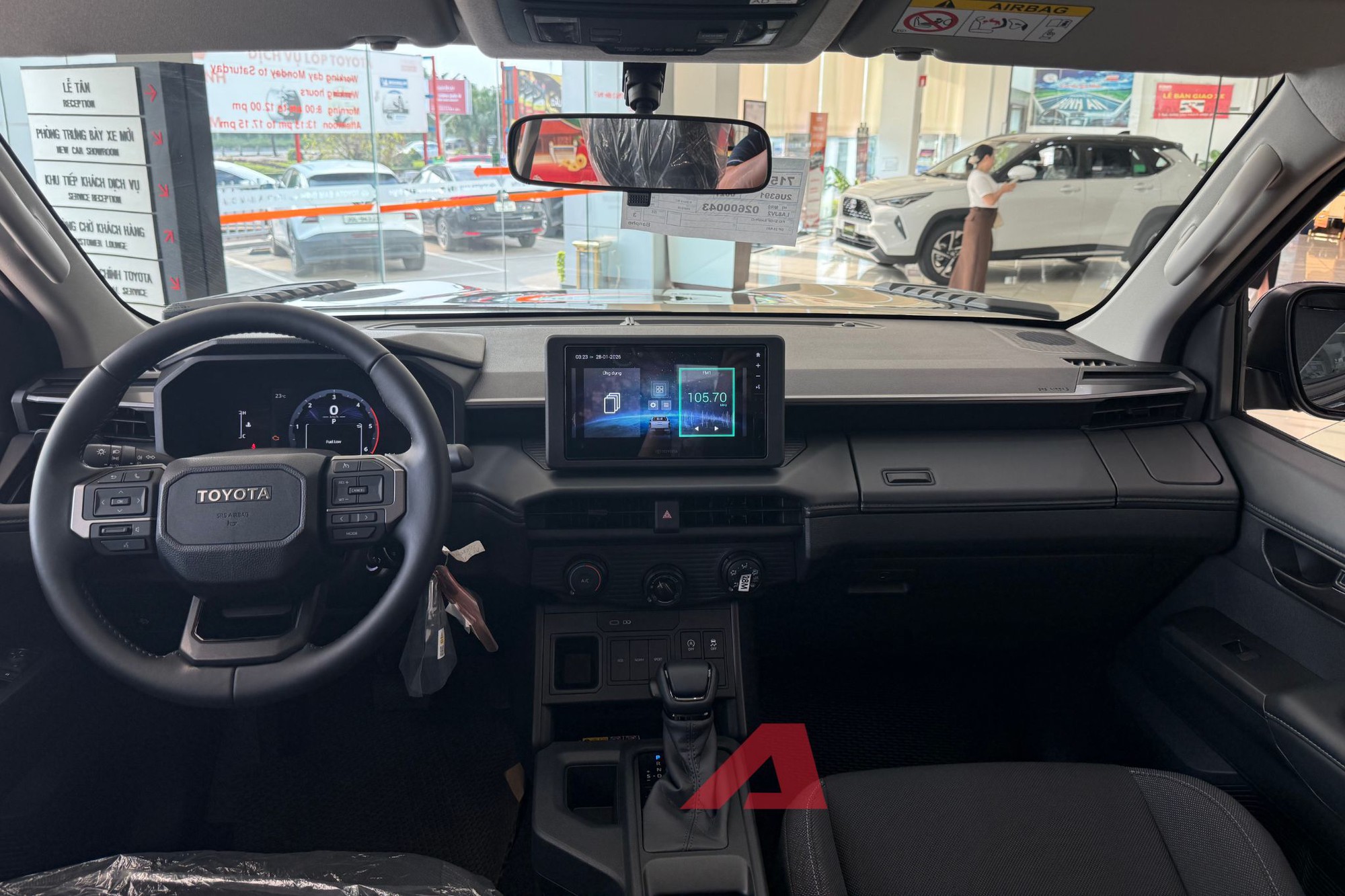 Mục sở thị Toyota Hilux mới ngay trước giờ G: Đại l&yacute; b&aacute;o cao nhất chỉ hơn 900 triệu đồng - Ảnh 2.