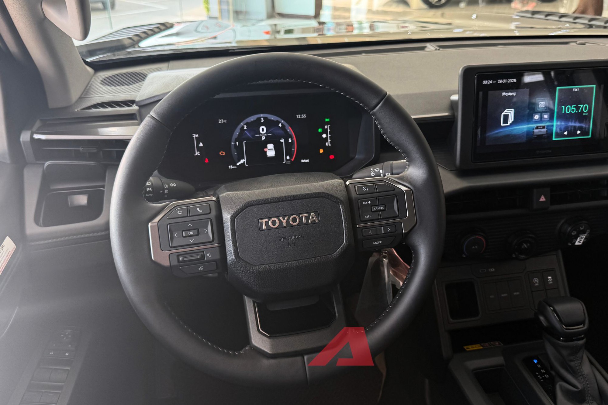 Mục sở thị Toyota Hilux mới ngay trước giờ G: Đại l&yacute; b&aacute;o cao nhất chỉ hơn 900 triệu đồng - Ảnh 3.