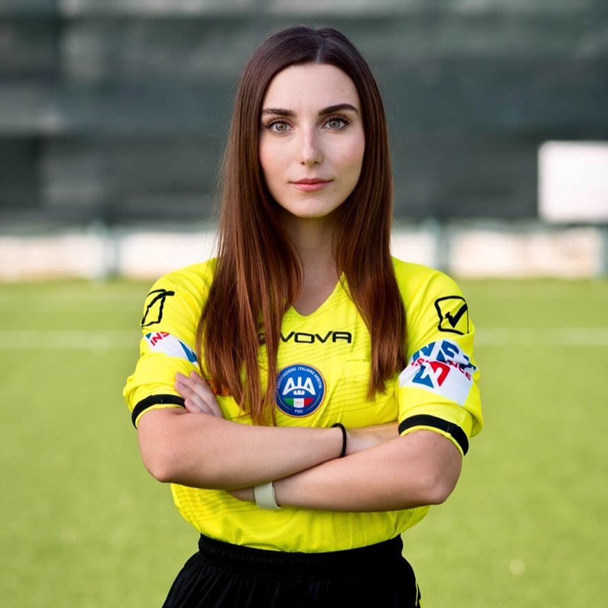 Ngắm nữ trọng tài 23 tuổi bỗng hot rần rần trong giới bóng đá - Ảnh 1.
