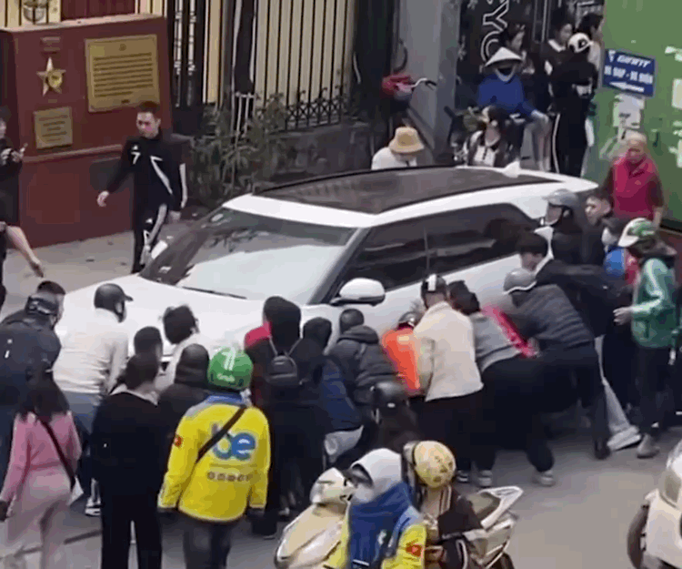 Tai nạn ô tô làm 2 người phụ nữ thương vong tại phố Khâm Thiên , Hà Nội - Ảnh 1.