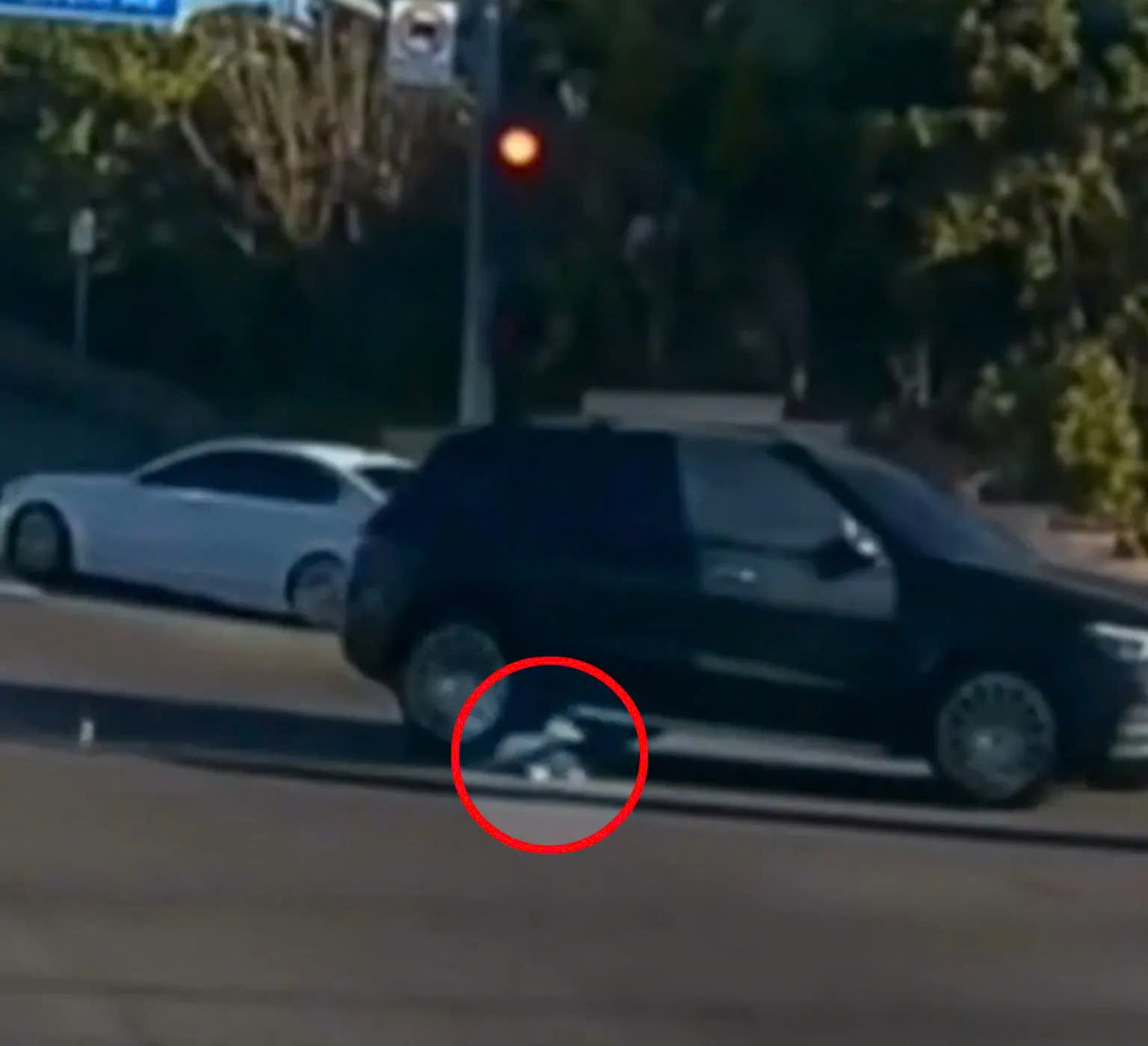 B&eacute; g&aacute;i 19 th&aacute;ng tuổi bị văng ra khỏi &ocirc; t&ocirc; giữa ng&atilde; tư - Ảnh 2.