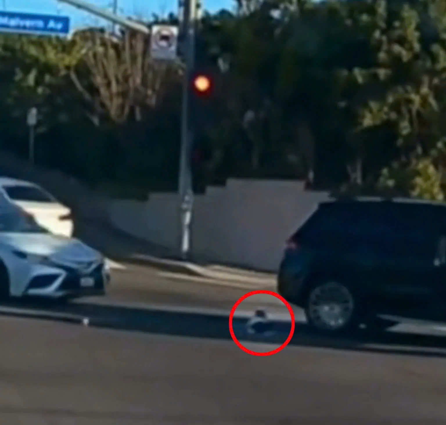 B&eacute; g&aacute;i 19 th&aacute;ng tuổi bị văng ra khỏi &ocirc; t&ocirc; giữa ng&atilde; tư - Ảnh 1.