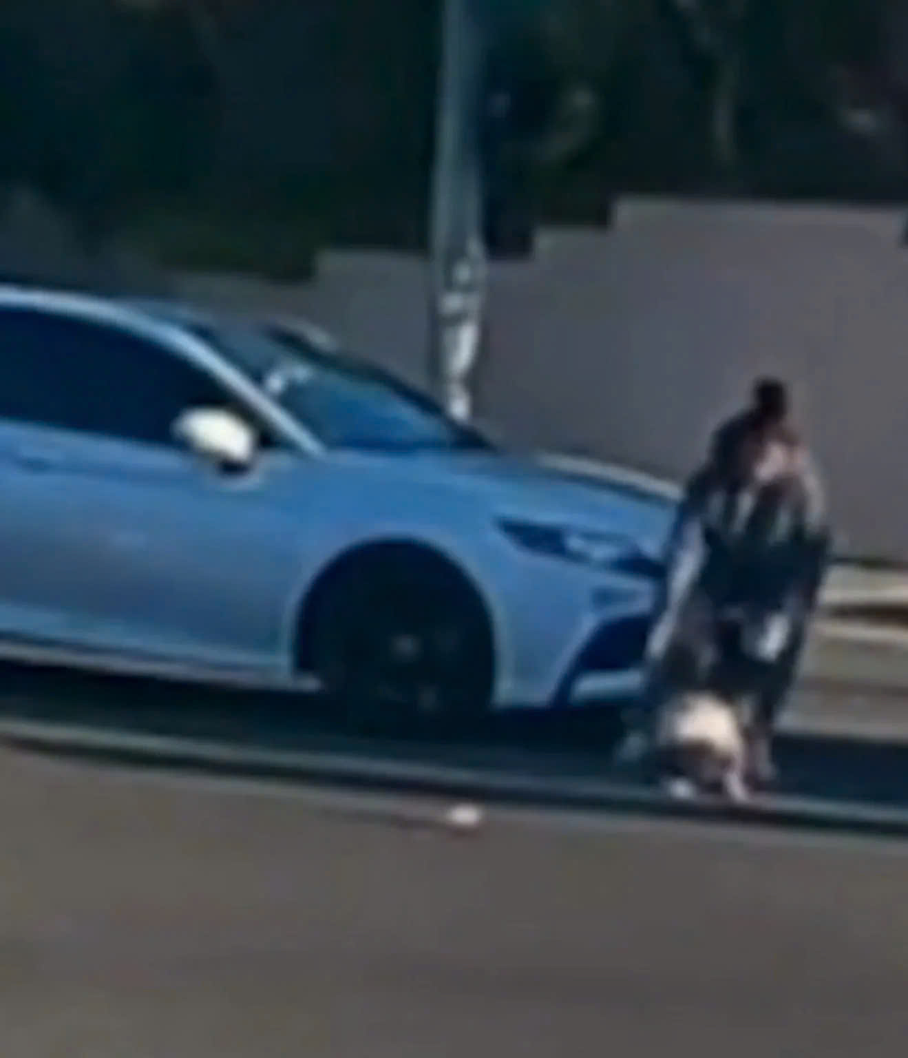 B&eacute; g&aacute;i 19 th&aacute;ng tuổi bị văng ra khỏi &ocirc; t&ocirc; giữa ng&atilde; tư - Ảnh 3.