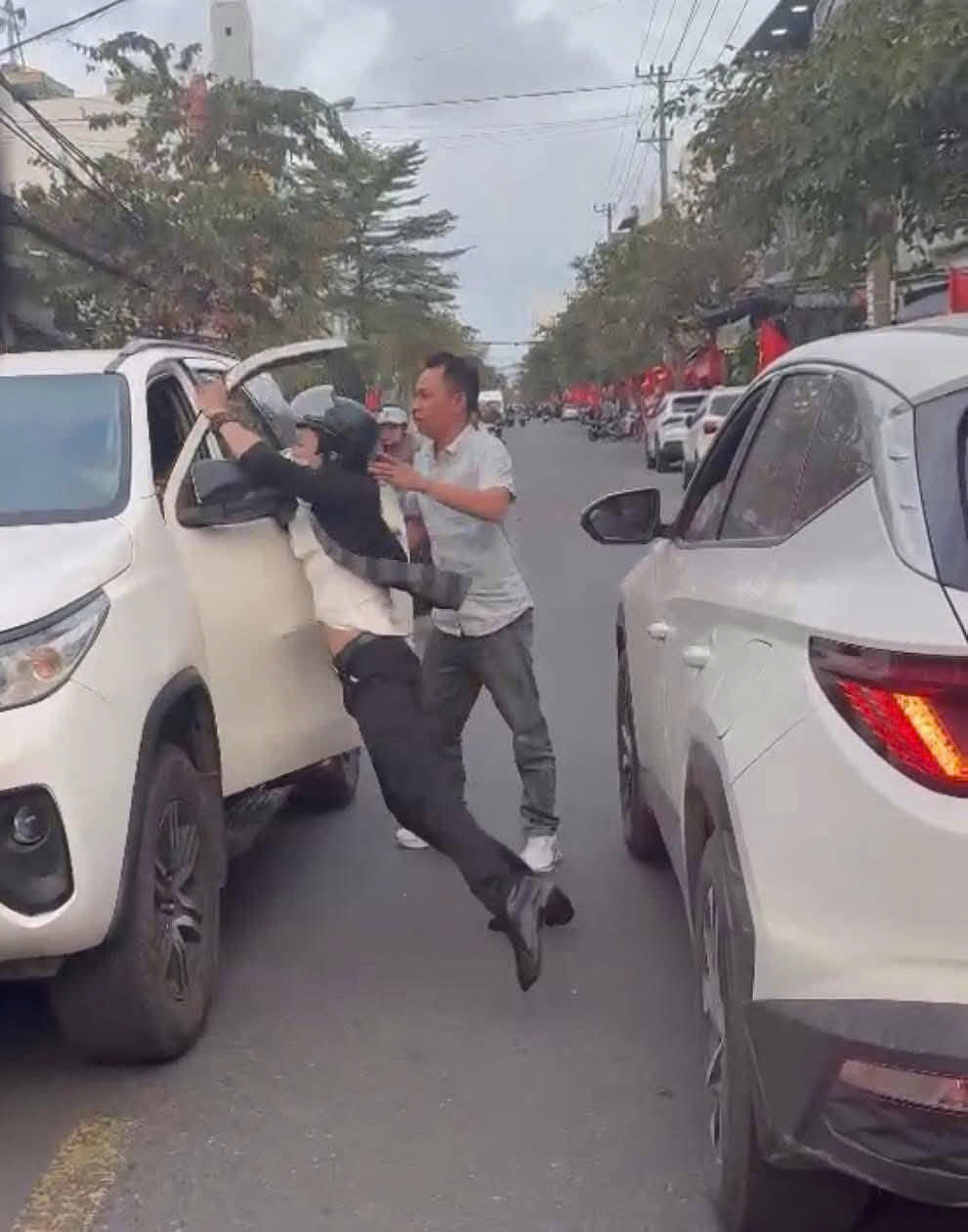 Bắt tạm giam người đánh tài xế ô tô gây rối trật tự công cộng tại Đà Nẵng - Ảnh 1.