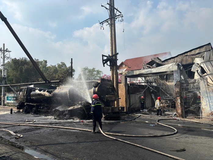 CLIP: Lực lượng chức năng cứu hàng chục đứa bé trong vụ cháy xe bồn ở TPHCM - Ảnh 3.