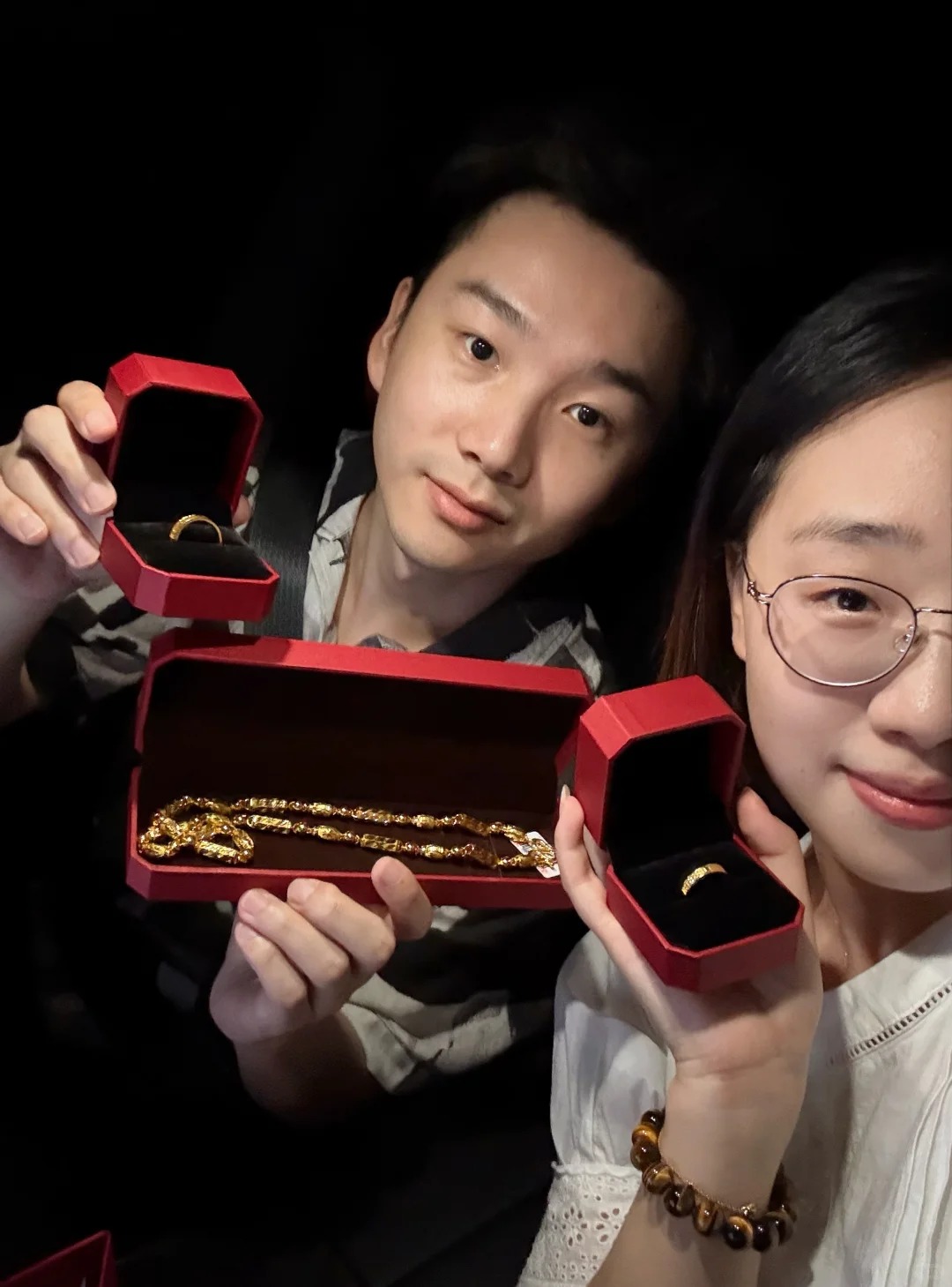 Người đ&agrave;n &ocirc;ng b&aacute;n v&agrave;ng tặng vợ, kiếm 5, 95 tỷ đồng trong 10 ph&uacute;t - Ảnh 4.