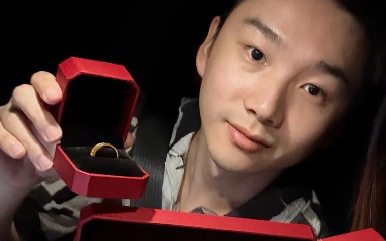 Người đ&agrave;n &ocirc;ng b&aacute;n v&agrave;ng tặng vợ, kiếm 5, 95 tỷ đồng trong 10 ph&uacute;t - Ảnh 1.