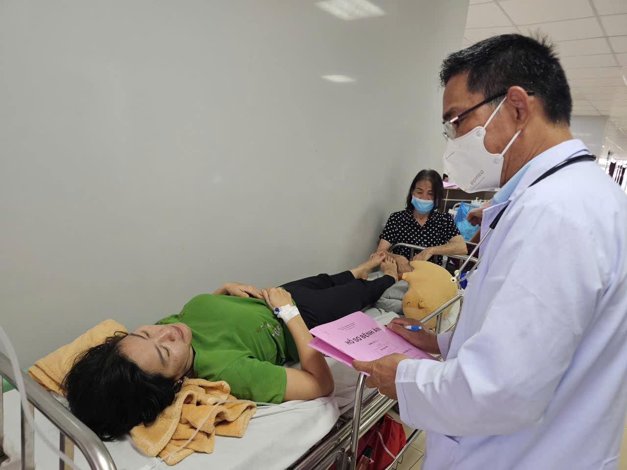 Kết luận nguyên nhân khiến 125 người ngộ độc sau khi ăn bánh mì - Ảnh 1.