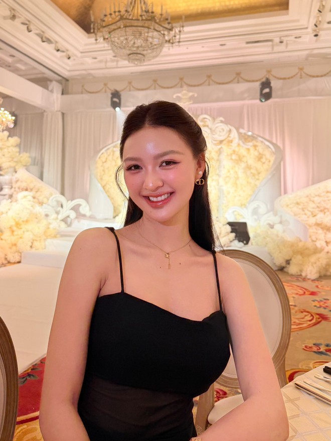 Á hậu Cẩm Ly trắng phát sáng, chân dài như 