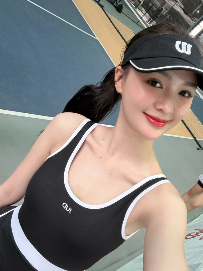 Á hậu Cẩm Ly trắng phát sáng, chân dài như 