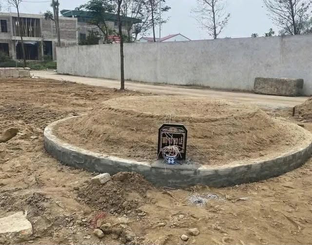 Vụ mua đất, chuẩn bị xây nhà thì bất ngờ “mọc” lên ngôi mộ tổ ở Nghệ An: Thông tin mới nhất - Ảnh 1.