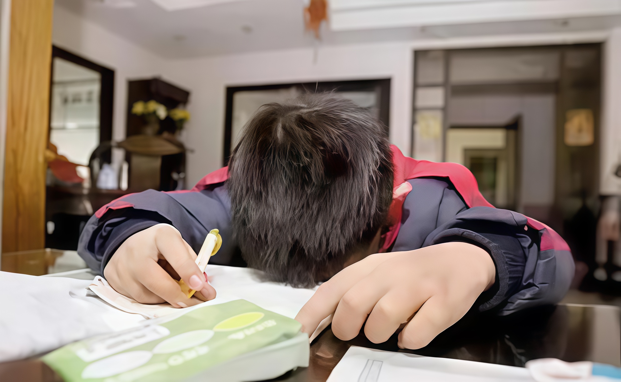 Cô bé 10 tuổi toàn học đến rạng sáng, sát kỳ thi lại từ chối tới trường, đằng sau là thực tế 80% trẻ mất ngủ không dám nói ra- Ảnh 3.