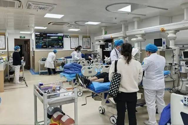 Người đàn ông đột tử ngay trong lúc “gần gũi”: Cảnh báo đàn ông sau 50 tuổi nên tránh điều này khi "quan hệ" - Ảnh 1.