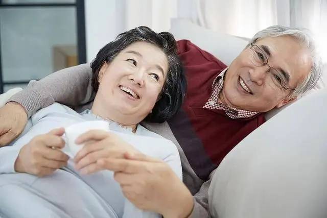 Người đàn ông đột tử ngay trong lúc “gần gũi”: Cảnh báo đàn ông sau 50 tuổi nên tránh điều này khi "quan hệ" - Ảnh 3.