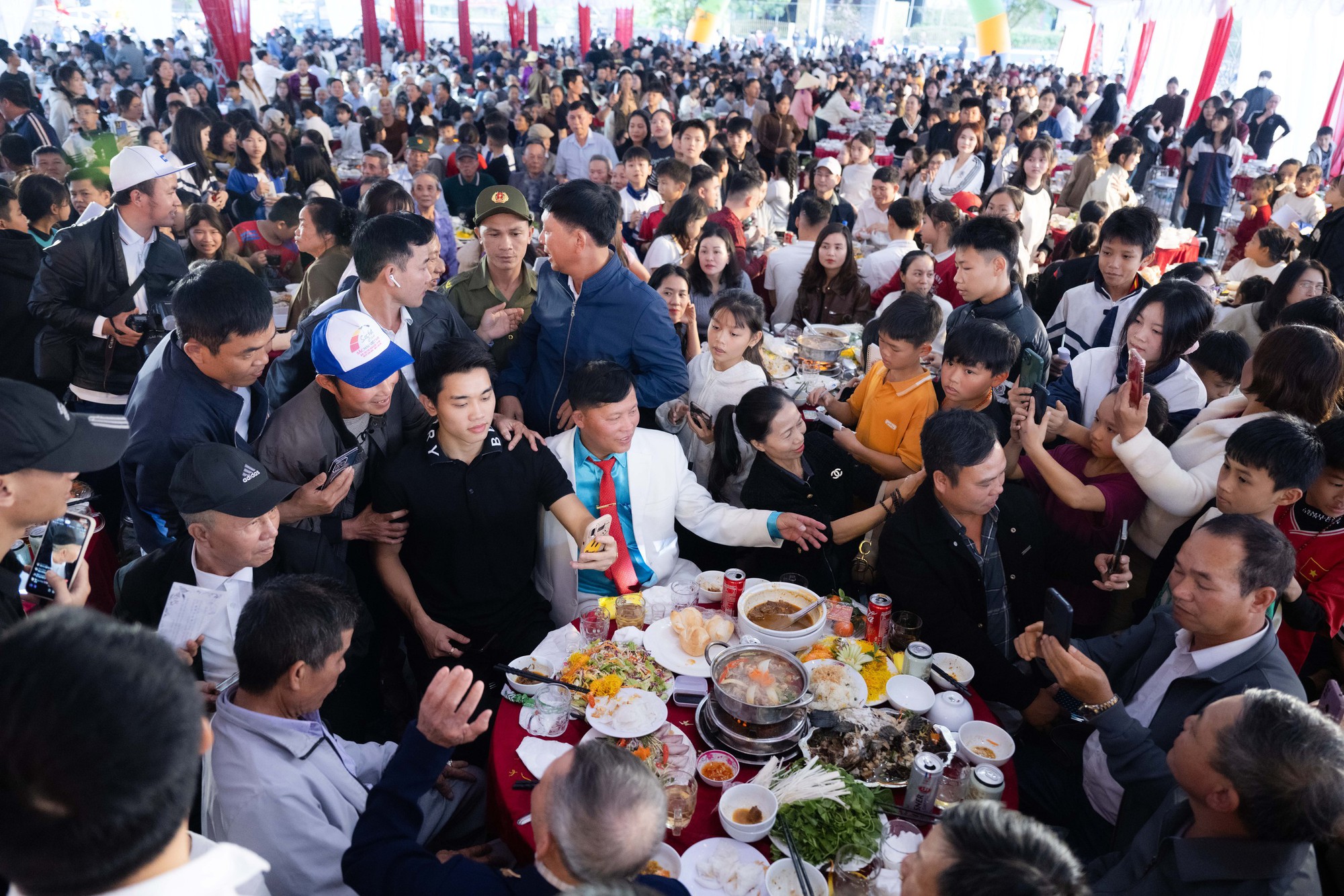 Đình Bắc kể nén đau thi đấu ở U23 châu Á, tái hiện màn ăn mừng ngạo nghễ trước gần 2000 bà con làng xóm- Ảnh 4.