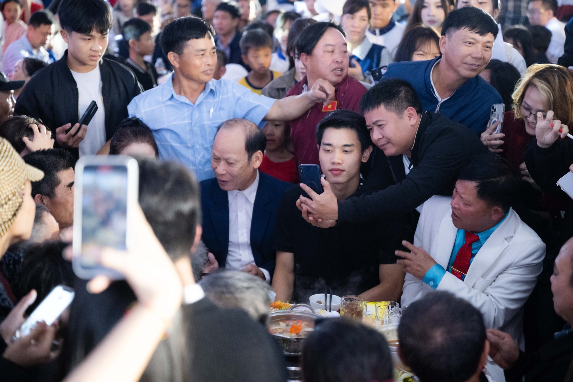 Đình Bắc kể nén đau thi đấu ở U23 châu Á, tái hiện màn ăn mừng ngạo nghễ trước gần 2000 bà con làng xóm- Ảnh 3.