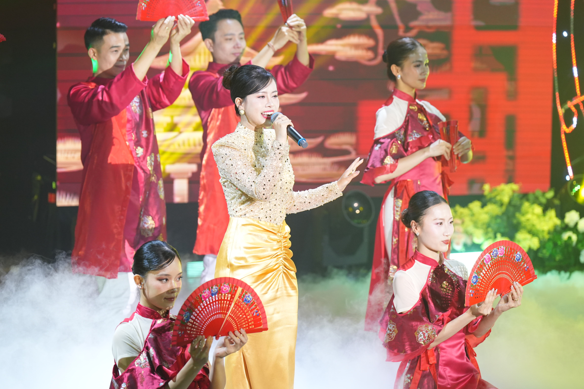 Đêm nhạc giao lưu văn hóa Việt – Trung quy tụ nhiều nghệ sĩ hai nước tại Hà Nội - Ảnh 3.