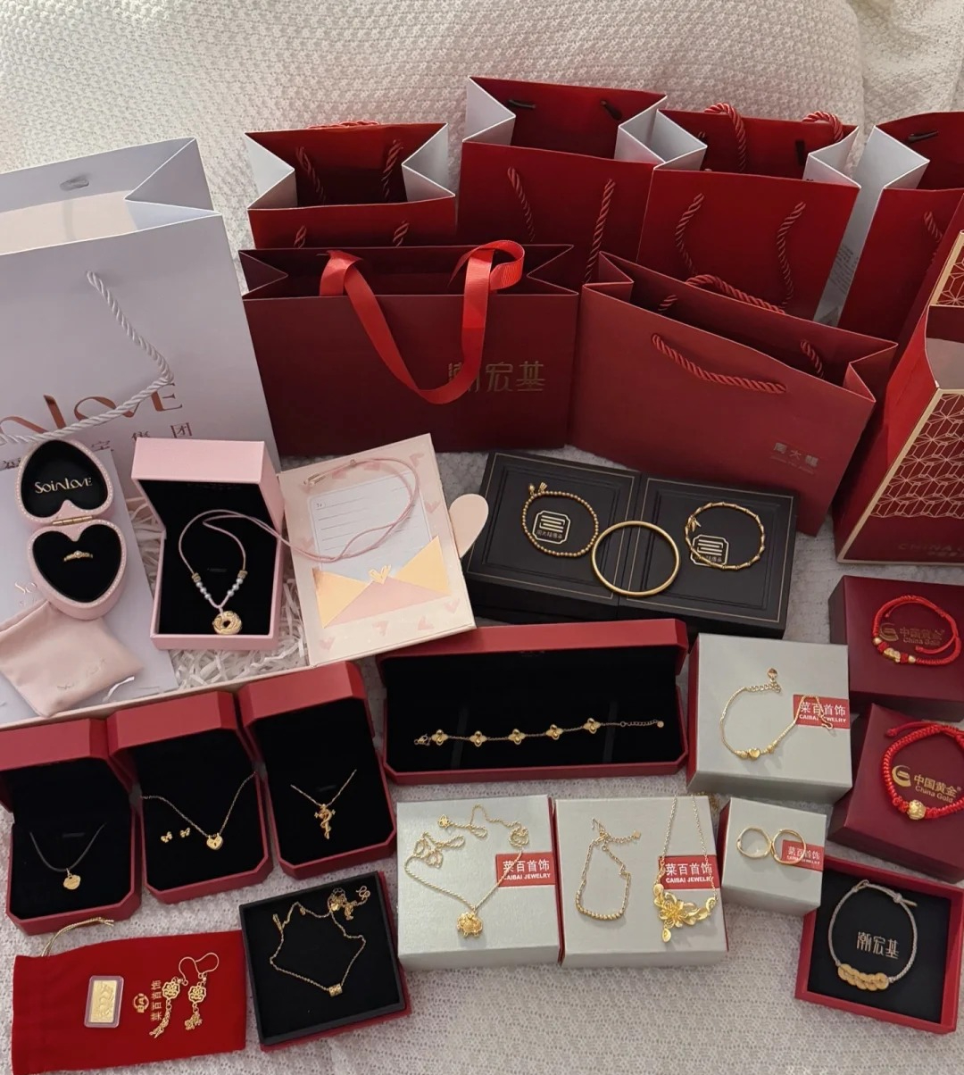 Người đ&agrave;n &ocirc;ng b&aacute;n v&agrave;ng tặng vợ, kiếm 5, 95 tỷ đồng trong 10 ph&uacute;t - Ảnh 2.