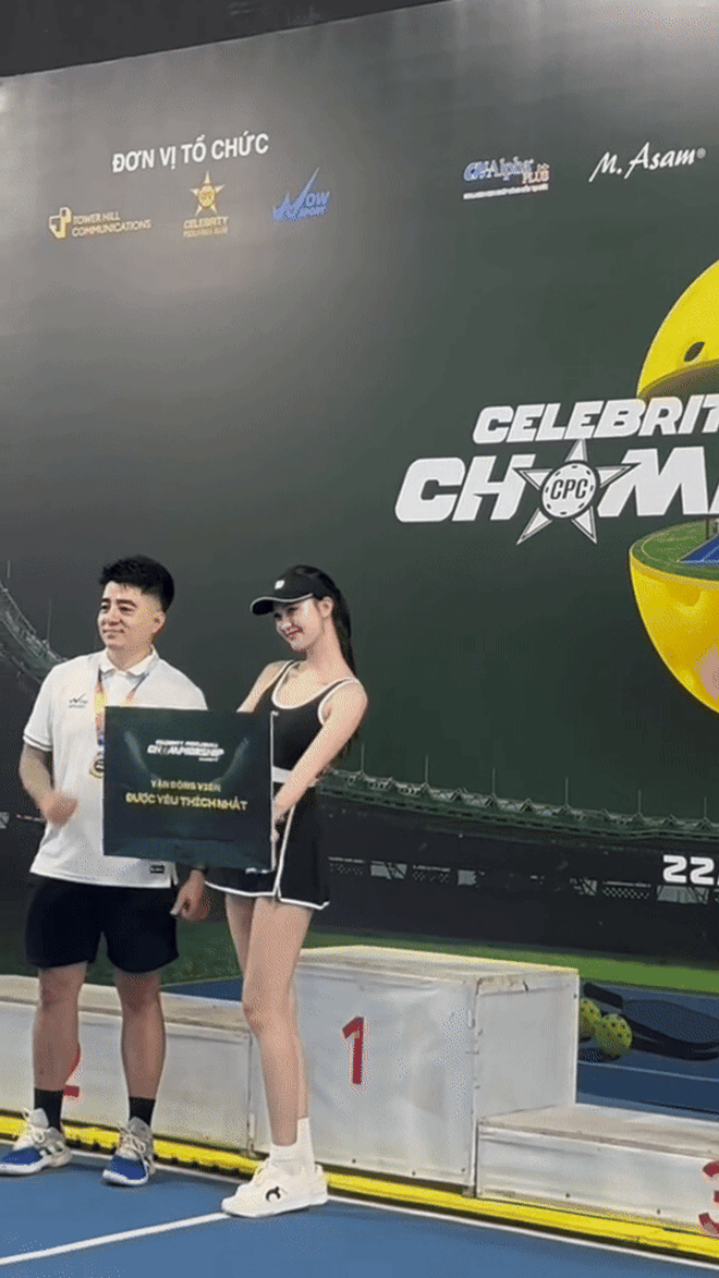 Á hậu Cẩm Ly trắng phát sáng, chân dài như 