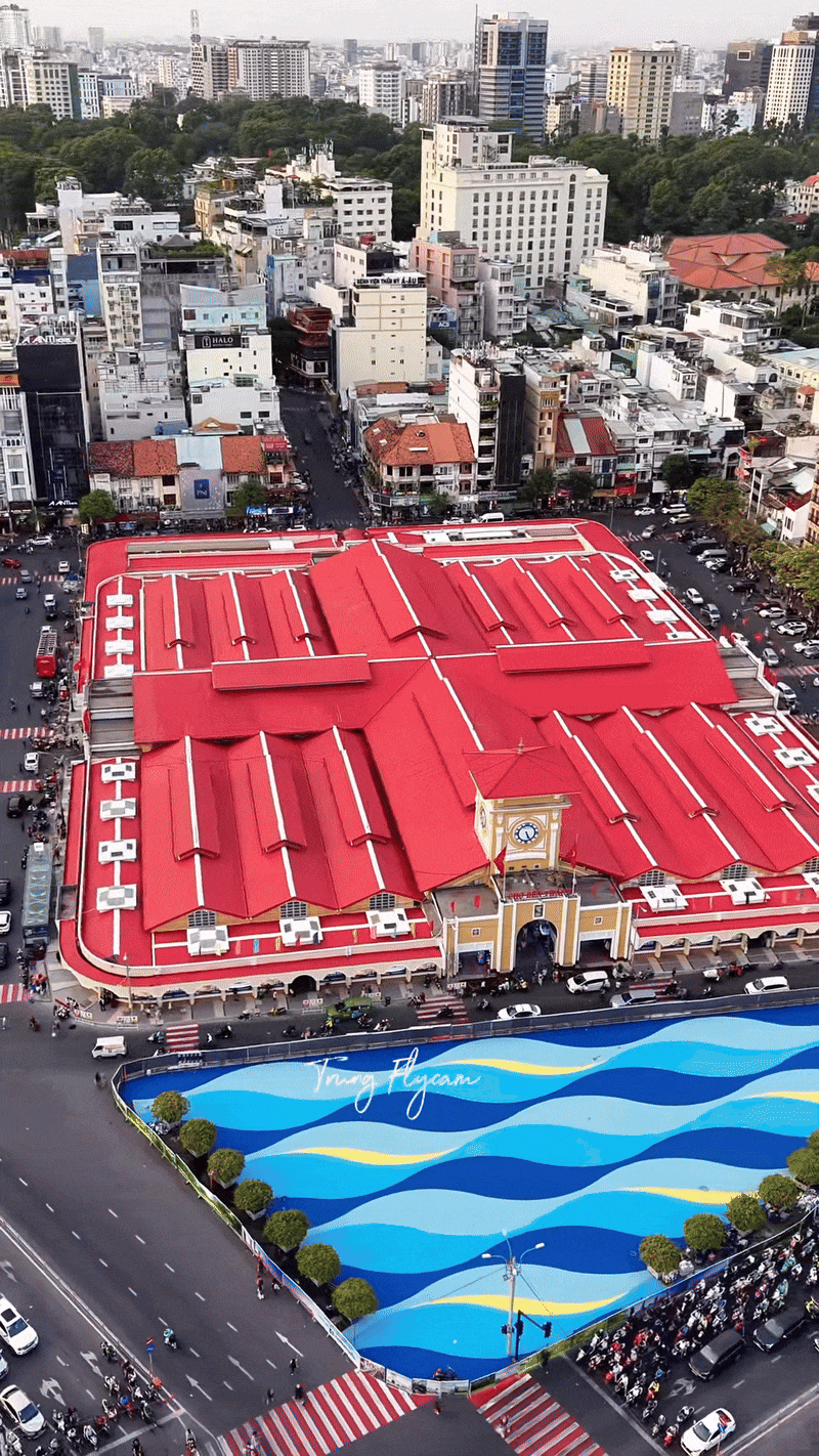 Cảnh tượng ngay lúc này tại khu chợ hơn 100 tuổi giữa TP.HCM: Nhiều người không tin vào mắt mình - Ảnh 1.