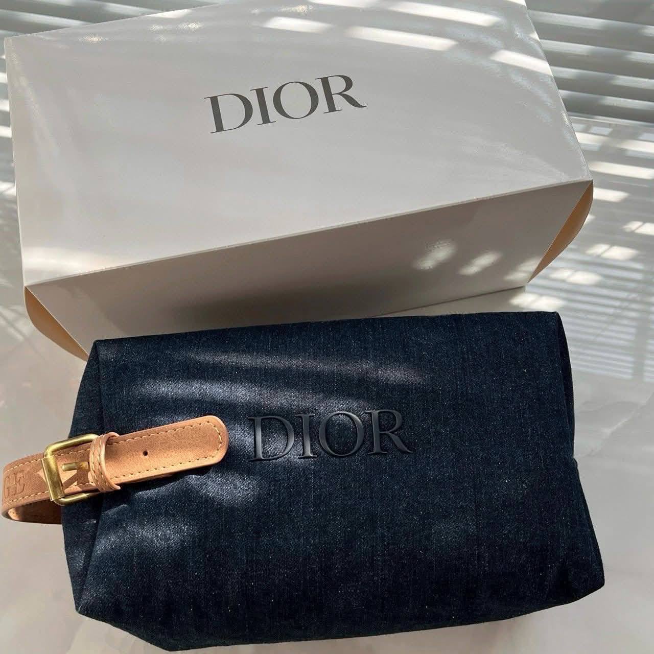 Hoa hậu Ý Nhi tặng bạn trai túi Dior, mặc áo đôi "quý tộc" trước tin đồn sắp cưới- Ảnh 3.