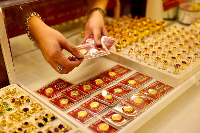 Giá vàng vượt mốc 190 triệu đồng/lượng, hàng triệu người dân đang giữ vàng băn khoăn: Từ 9/2, vàng nhẫn, vàng miếng mất hóa đơn có bán được không? - Ảnh 2. Giá vàng vượt mốc 190 triệu đồng/lượng, hàng triệu người dân đang giữ vàng băn khoăn: Từ 9/2, vàng nhẫn, vàng miếng mất hóa đơn có bán được không? - Ảnh 2.