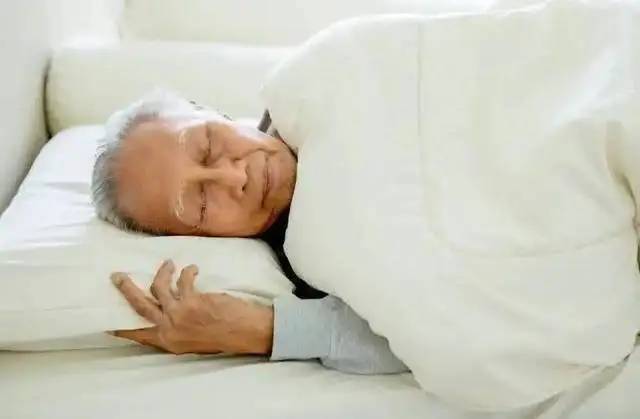 Ngủ Lúc 10 Giờ Tối Chưa Chắc Đã Tốt: Bác Sĩ Cảnh Báo 1 Sai Lầm Phổ Biến Khiến Người Trên 65 Tuổi Càng Ngủ Càng Mệt- Ảnh 1. Ngủ Lúc 10 Giờ Tối Chưa Chắc Đã Tốt: Bác Sĩ Cảnh Báo 1 Sai Lầm Phổ Biến Khiến Người Trên 65 Tuổi Càng Ngủ Càng Mệt- Ảnh 1.