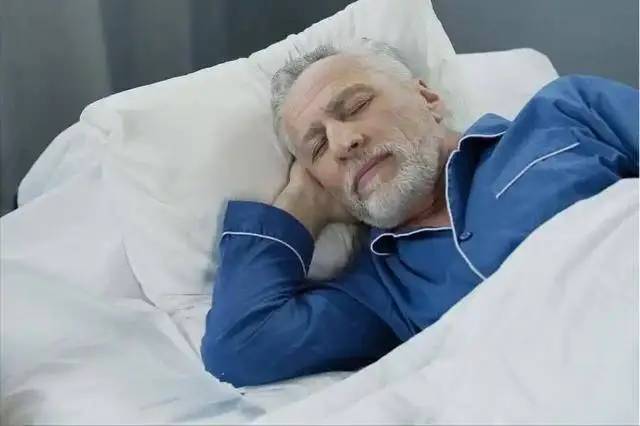 Ngủ Lúc 10 Giờ Tối Chưa Chắc Đã Tốt: Bác Sĩ Cảnh Báo 1 Sai Lầm Phổ Biến Khiến Người Trên 65 Tuổi Càng Ngủ Càng Mệt- Ảnh 3. Ngủ Lúc 10 Giờ Tối Chưa Chắc Đã Tốt: Bác Sĩ Cảnh Báo 1 Sai Lầm Phổ Biến Khiến Người Trên 65 Tuổi Càng Ngủ Càng Mệt- Ảnh 3.