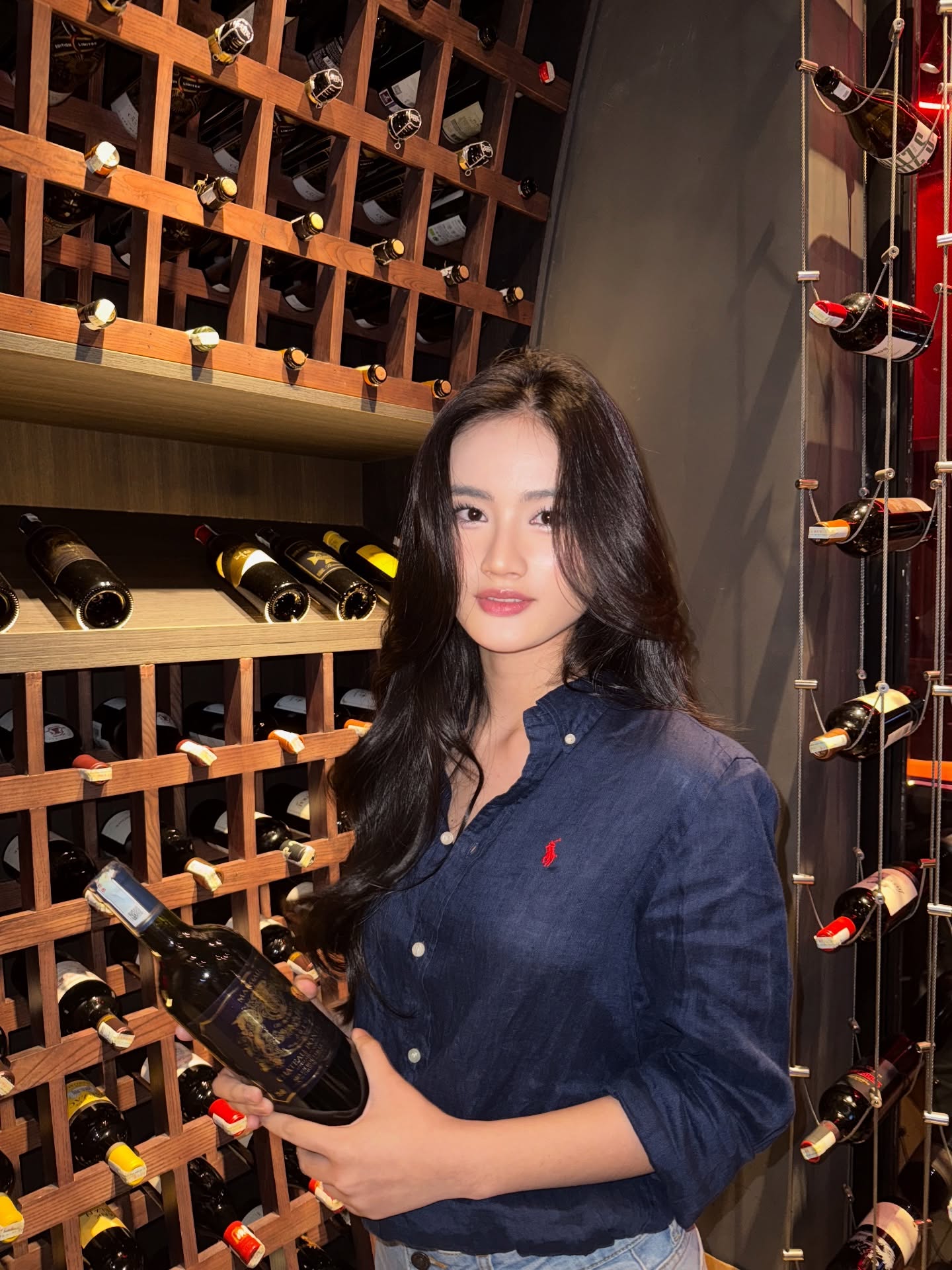 Hoa hậu Ý Nhi tặng bạn trai túi Dior, mặc áo đôi "quý tộc" trước tin đồn sắp cưới- Ảnh 1.