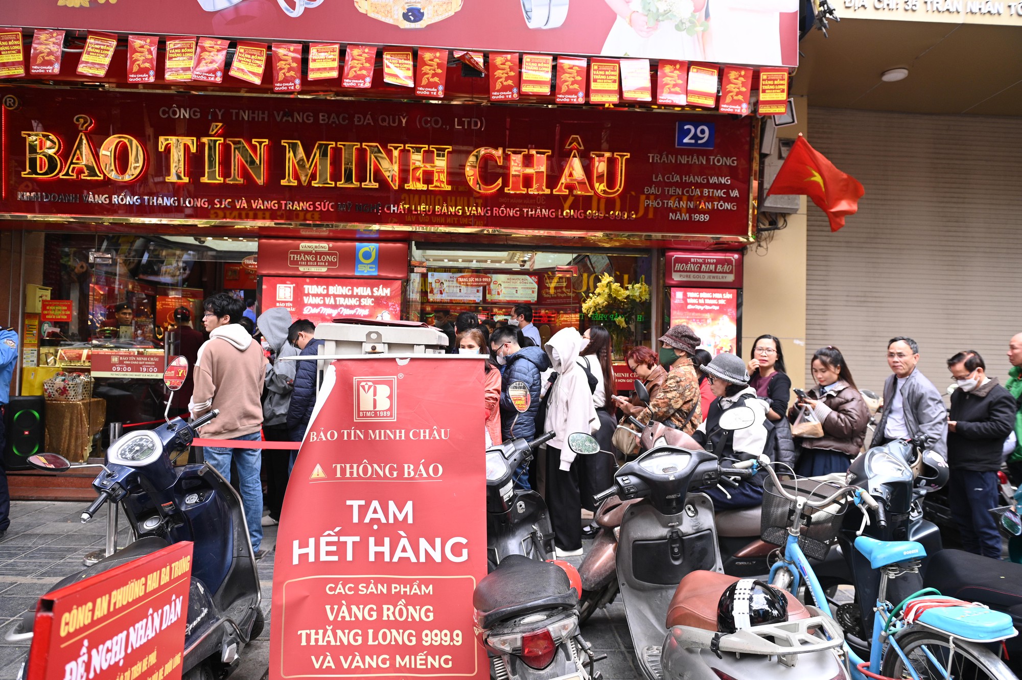 Cảnh tượng khó tin trên phố Trần Nhân Tông: Vì sao người dân Hà Nội kiên nhẫn xếp hàng dài suốt nhiều giờ đồng hồ?- Ảnh 5.