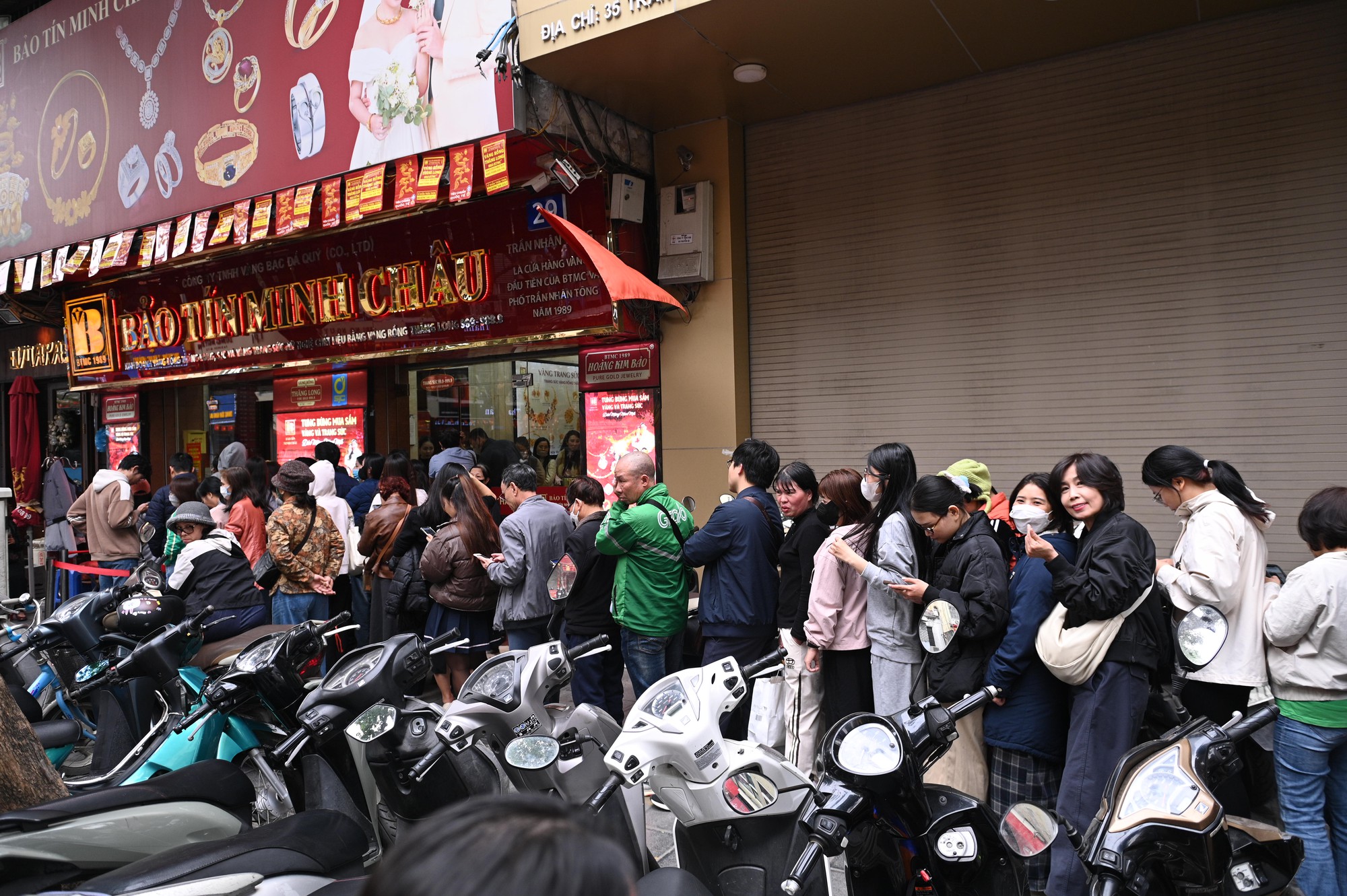 Cảnh tượng khó tin trên phố Trần Nhân Tông: Vì sao người dân Hà Nội kiên nhẫn xếp hàng dài suốt nhiều giờ đồng hồ?- Ảnh 2.