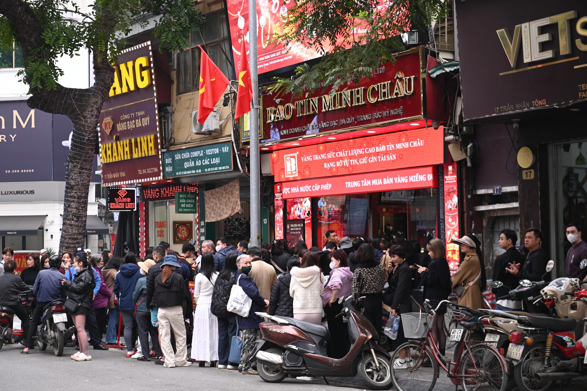 Cảnh tượng khó tin trên phố Trần Nhân Tông: Vì sao người dân Hà Nội kiên nhẫn xếp hàng dài suốt nhiều giờ đồng hồ?- Ảnh 3.