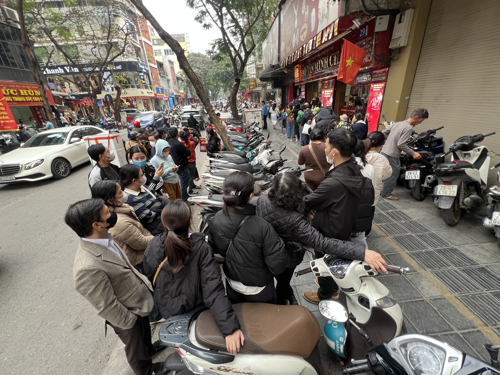 Cảnh tượng khó tin trên phố Trần Nhân Tông: Vì sao người dân Hà Nội kiên nhẫn xếp hàng dài suốt nhiều giờ đồng hồ?- Ảnh 7.