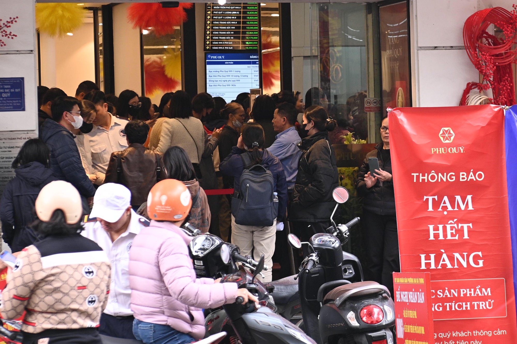 Cảnh tượng khó tin trên phố Trần Nhân Tông: Vì sao người dân Hà Nội kiên nhẫn xếp hàng dài suốt nhiều giờ đồng hồ?- Ảnh 8.