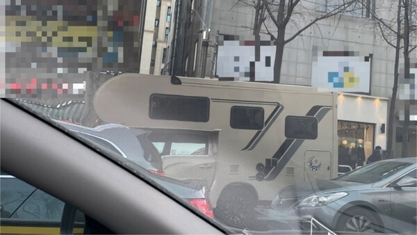 Bức ảnh chụp giữa đường phố H&agrave;n Quốc khiến nhiều người thốt l&ecirc;n: "Thương cho những đứa trẻ!"- Ảnh 1.