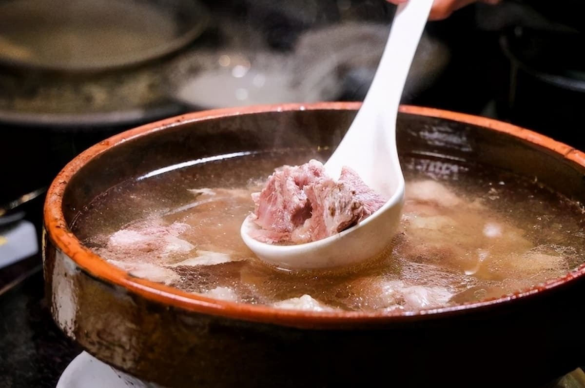 Không Ngã Vẫn Đau Chân, Người Đàn Ông 40 Tuổi Đi Khám Bàng Hoàng Nhận Tin Mắc Suy Thận, Bác Sĩ Lắc Đầu: “Tại Sao Ăn Món Này Nhiều Thế?” Nuoc Ham Xuong 1 1711015897526400964715 1769692252830 17696922535021900216383