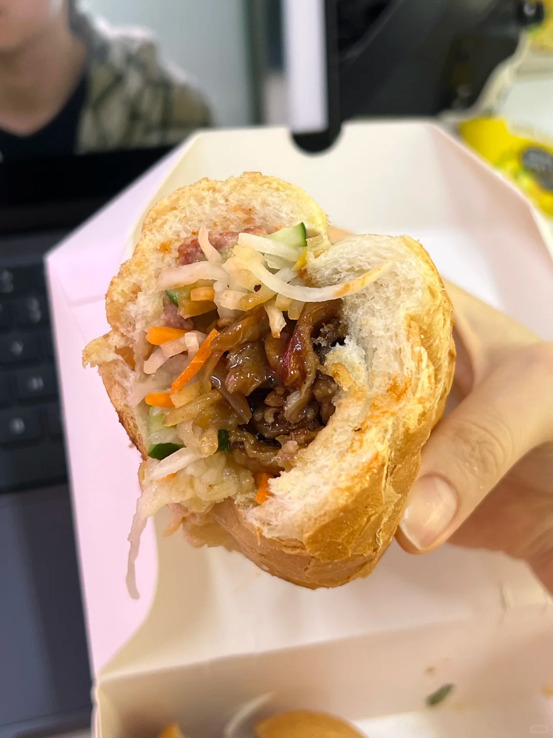 Một món ăn Việt Nam bất ngờ xuất hiện trong canteen của đại học top 1 Singapore- Ảnh 1.