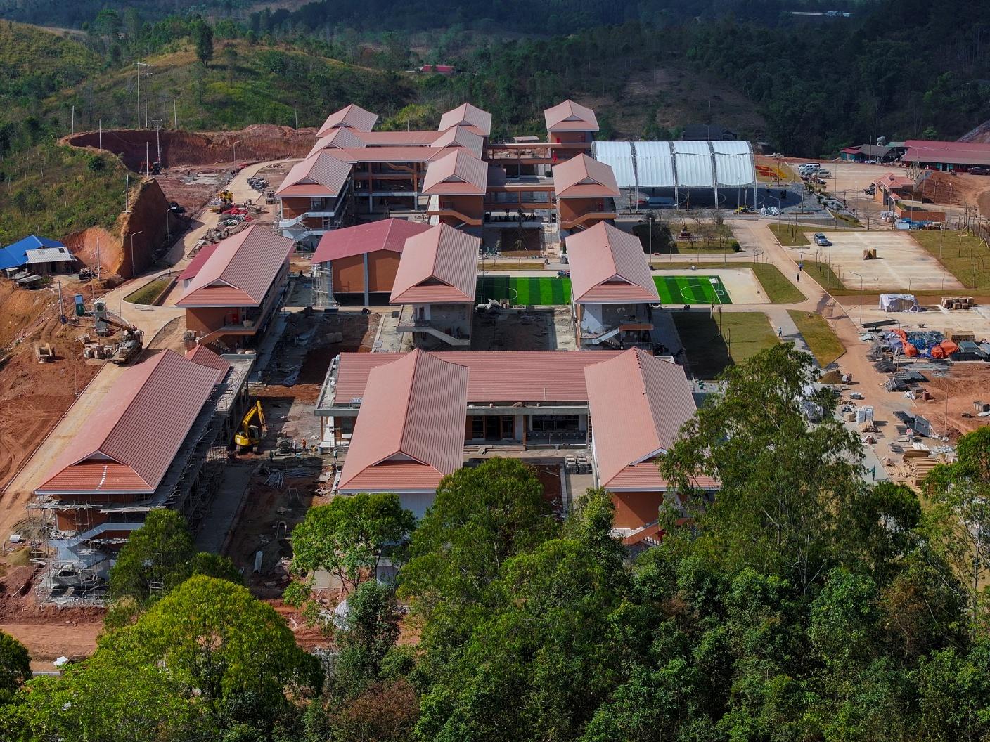 Cận cảnh trường phổ thông hiện đại nhất vùng biên giới phía Bắc: Rộng 6,88 ha, vốn đầu tư 230 tỷ đồng - Ảnh 2.