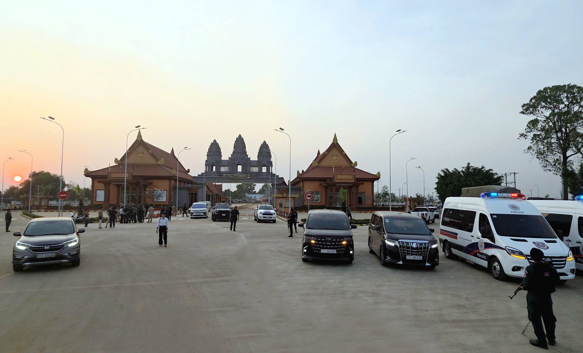 Băng nhóm lừa đảo quốc tế bị bắt giữ , chiếm đoạt 300 tỉ đồng tại Việt Nam - Ảnh 2.