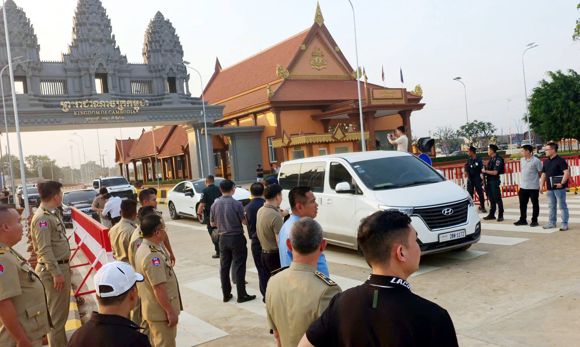 Băng nhóm lừa đảo quốc tế bị bắt giữ , chiếm đoạt 300 tỉ đồng tại Việt Nam - Ảnh 3.