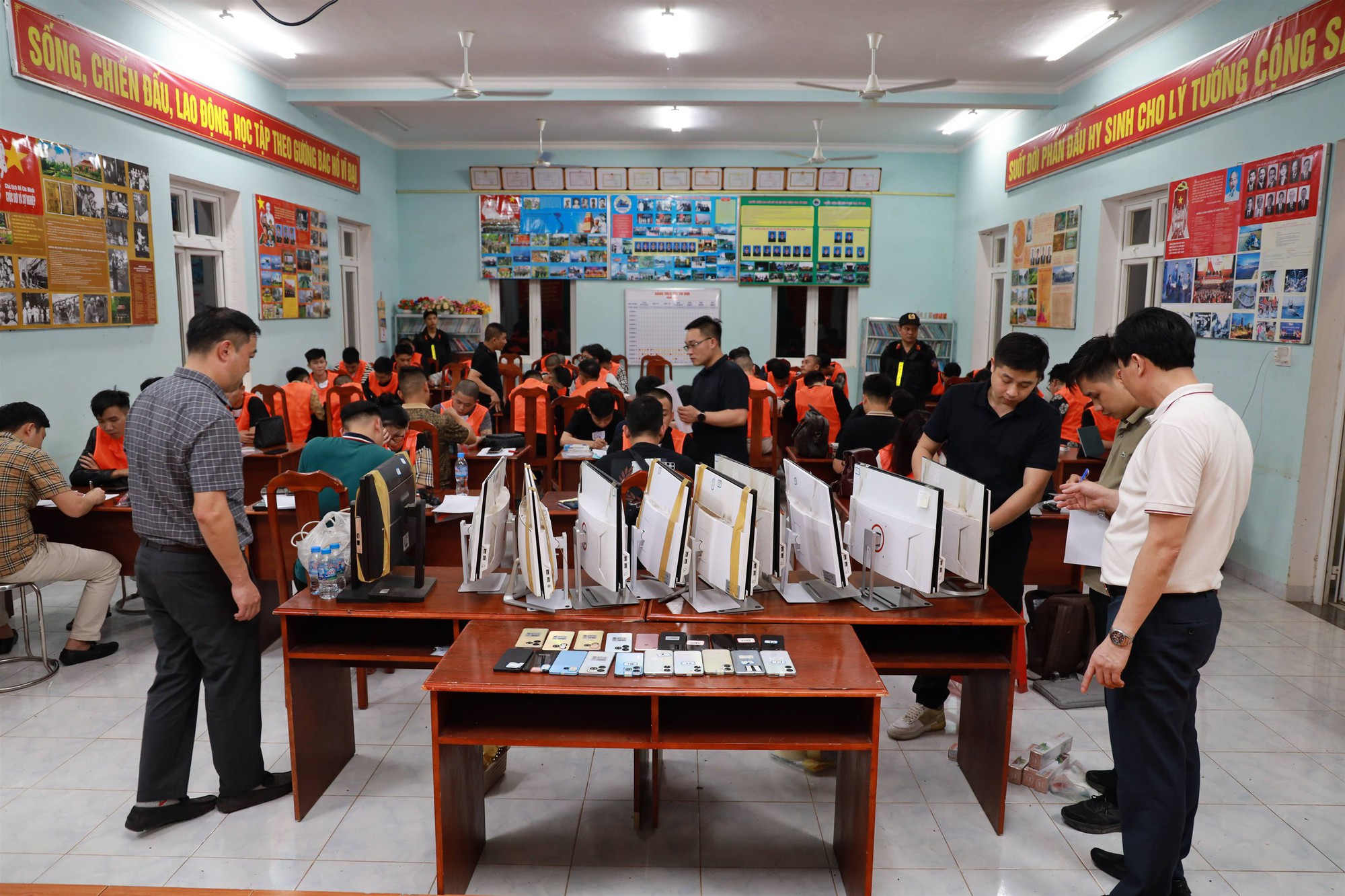 Băng nhóm lừa đảo quốc tế bị bắt giữ , chiếm đoạt 300 tỉ đồng tại Việt Nam - Ảnh 5.