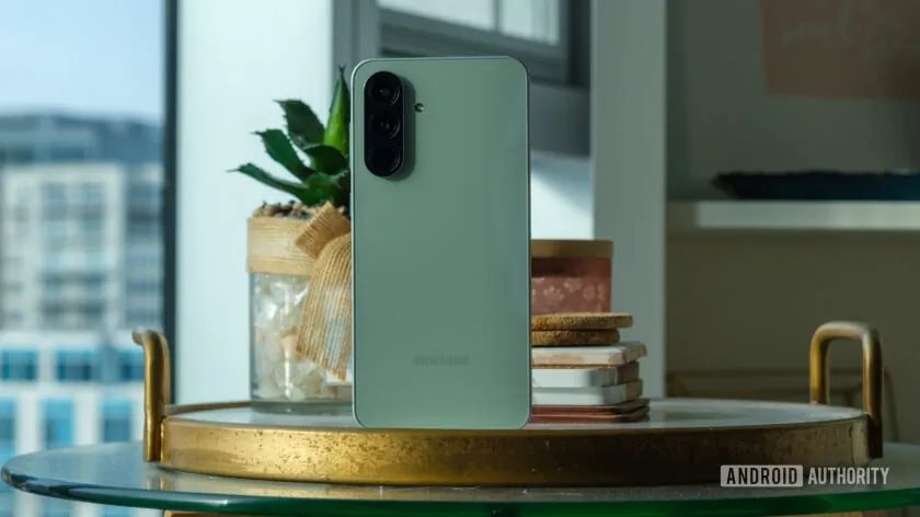 Galaxy A57 sắp ra mắt c&oacute; thực sự l&agrave;m lu mờ Galaxy S26 v&agrave; S26 Plus kh&ocirc;ng? - Ảnh 1.