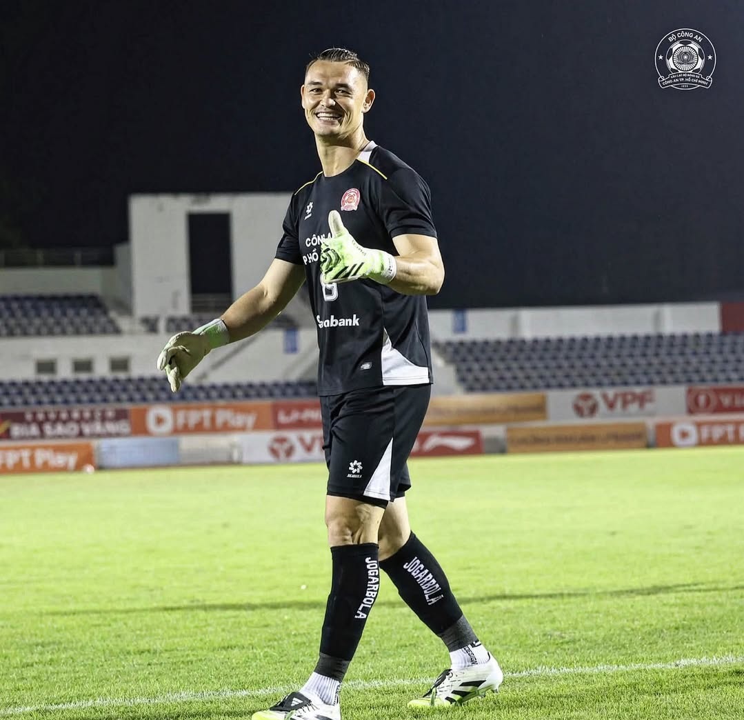 Cựu tuyển thủ châu Âu chính thức có quốc tịch Việt Nam, sẵn sàng cùng HLV Kim Sang-sik đấu Malaysia - Ảnh 1.