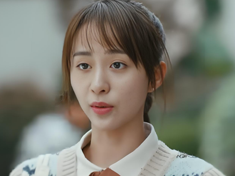 Bố mẹ chồng lên thăm, buổi sáng trước khi về, ông canh cửa còn bà thì dúi cho tôi một bọc đồ, mở ra xem mà tay tôi run rẩy- Ảnh 1.